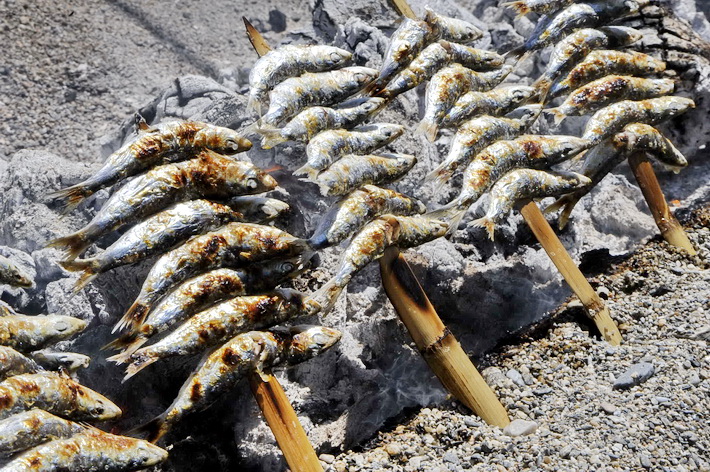 Esta semana, los espetos de sardinas protagonistas en los chiringuitos de Almucar y La Herradura